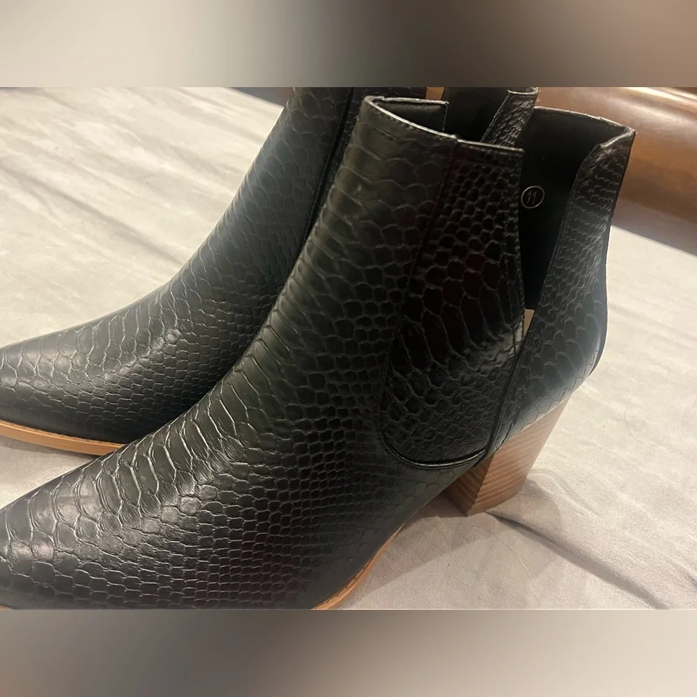 ZBY brand- NEW Womens Black cutout Ankle Booties - Size 11